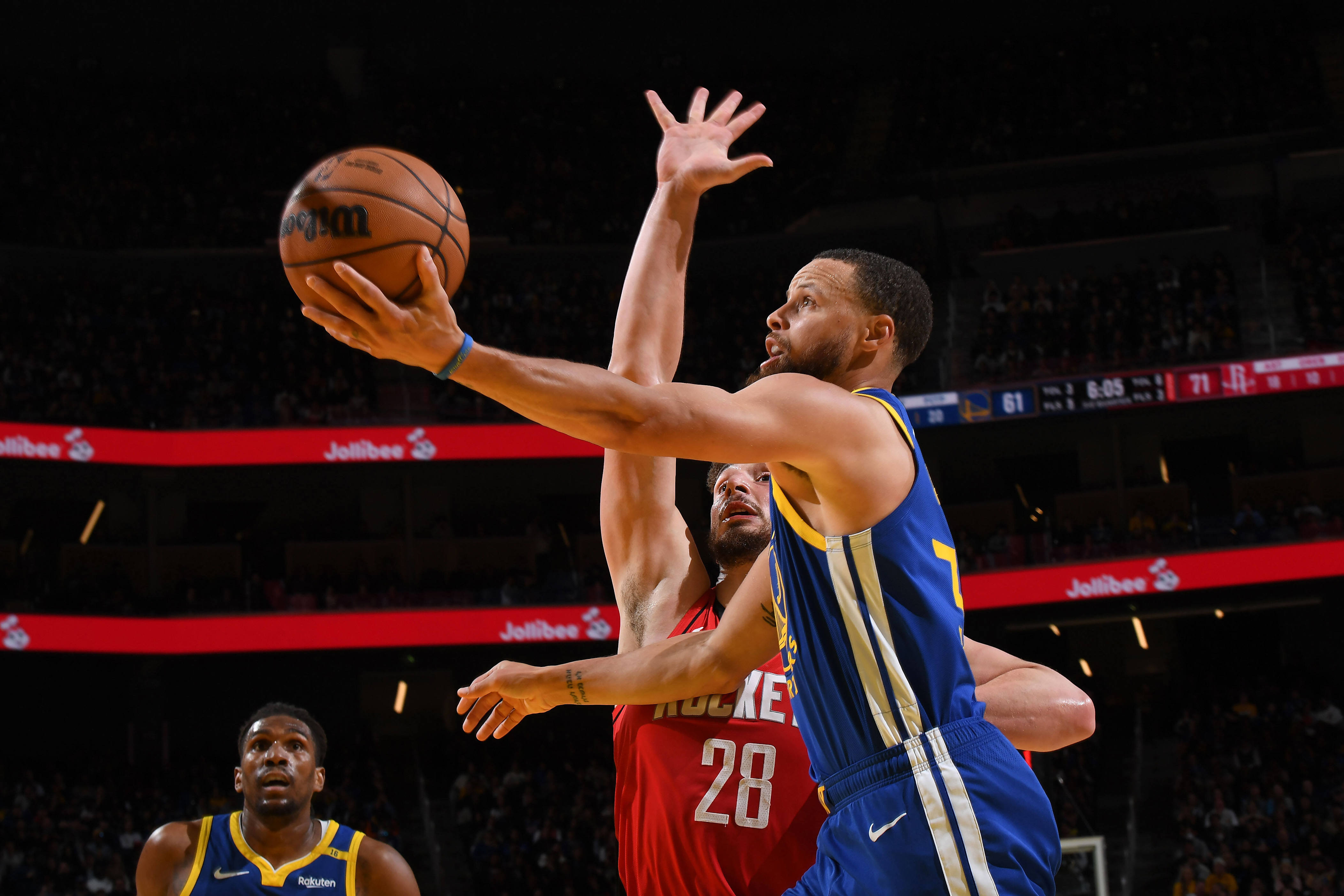 米乐-勇士球员集体训练,备战下一场竞赛